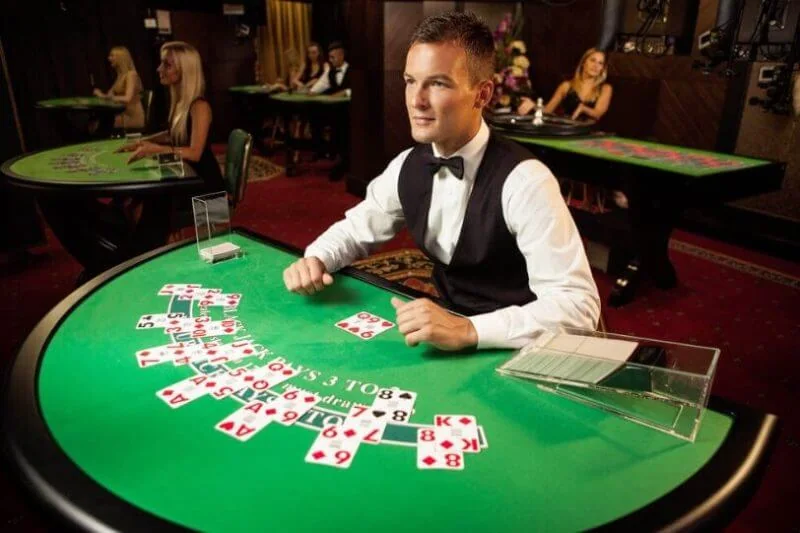Dealer memimpin meja live dengan kamera dan panel taruhan di layar